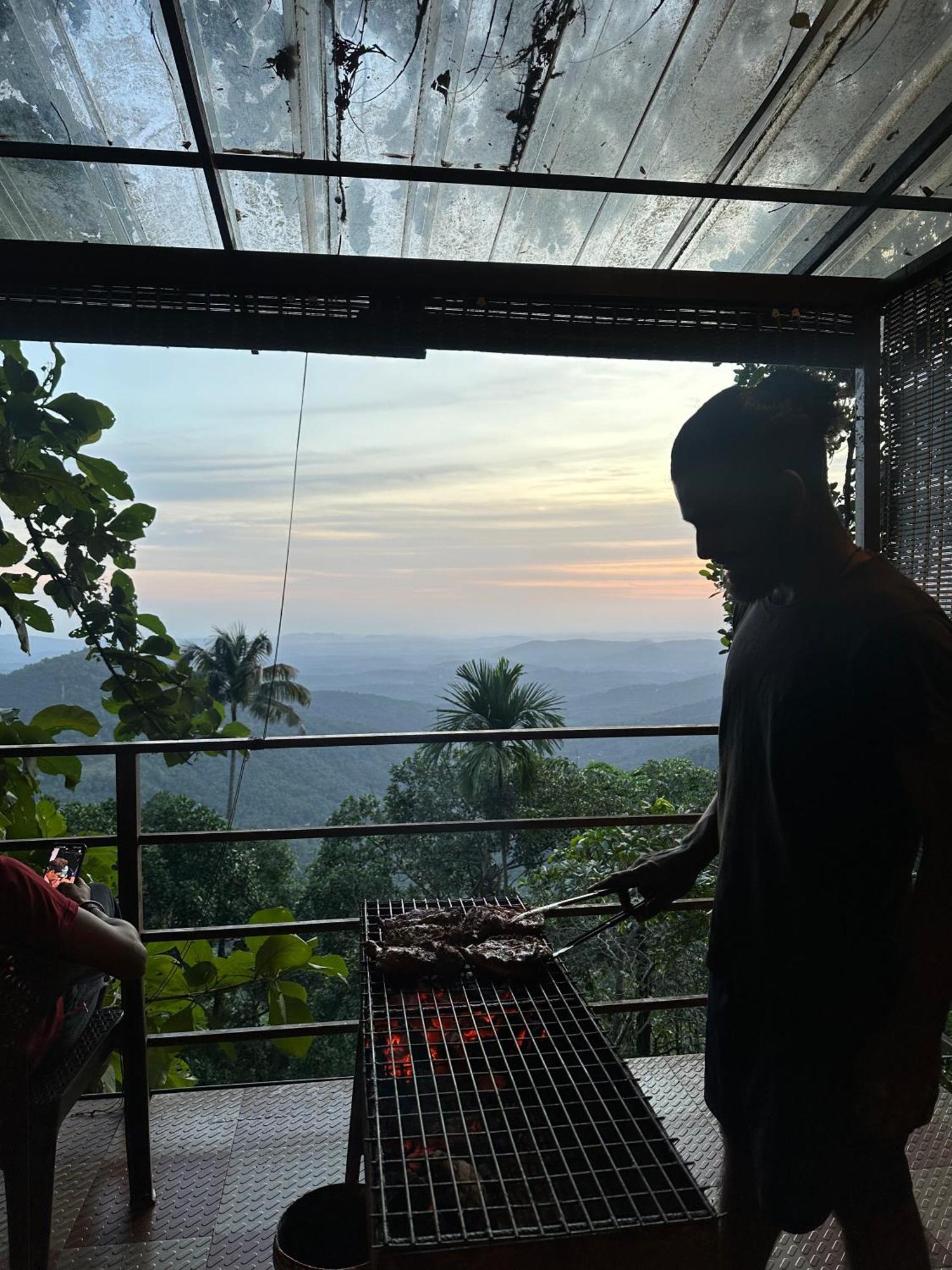 Sunset Valley Kerala Pool Resort - Serene Natural Forest Cottage Stay In Idukki With Sunrise & Sunset Panoramas, Natural Streams & Tranquil Summer Evenings Pirmed ภายนอก รูปภาพ